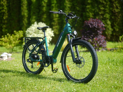 Dukawey FUGL3.0 green step-through commuter e-bike parked on grass